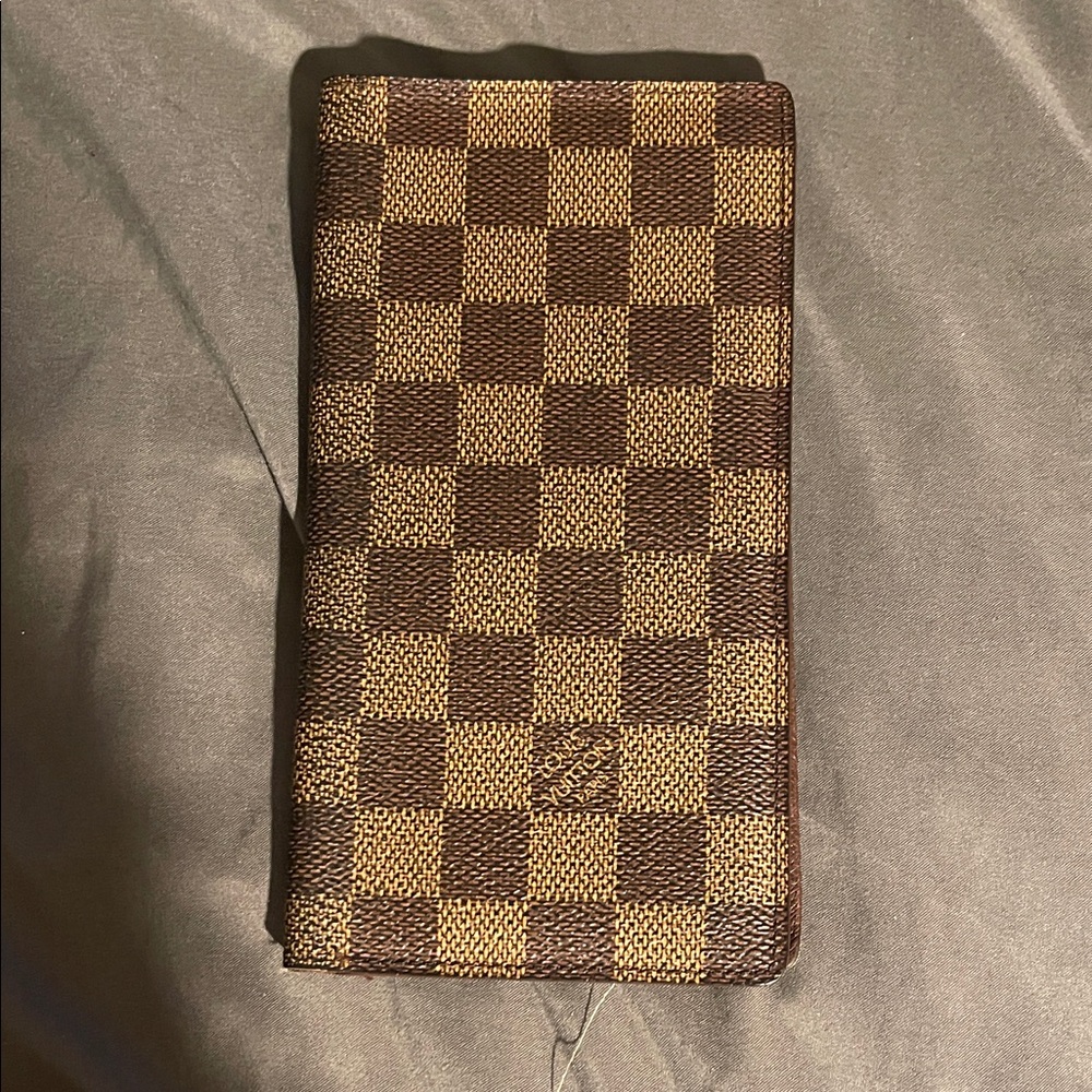 LOUIS VUITTON
Limited Edition Damier Canvas wallet